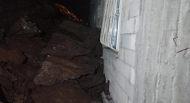 Dağdan kopan kaya parçaları evin üzerine düştü
