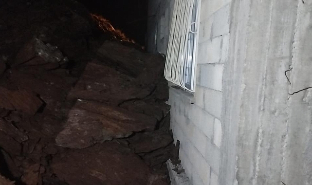 Dağdan kopan kaya parçaları evin üzerine düştü