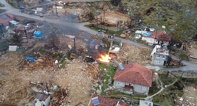 Deprem bölgesindeki yangın korkuya neden oldu