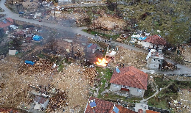 Deprem bölgesindeki yangın korkuya neden oldu