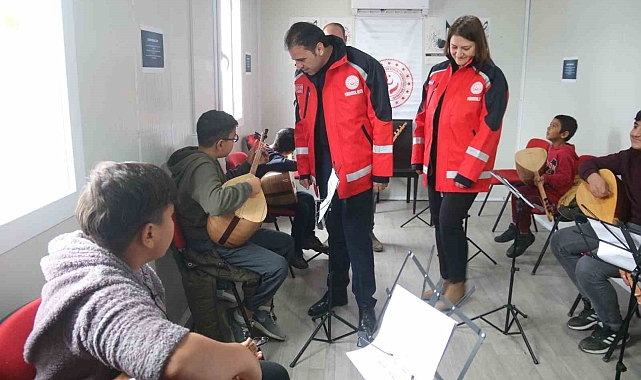 Depremzede çocuklara müzik atölyesi kuruldu