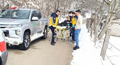 Devrilen traktörün altında hareketsiz halde yatan kişi ormancılar tarafından kurtarıldı