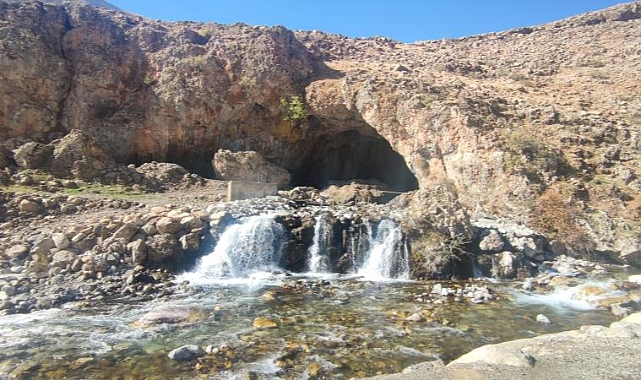Dicle Nehri'nin çatısını oluşturan Bahçesaray ve Çatak çaylarındaki su seviyesi düştü