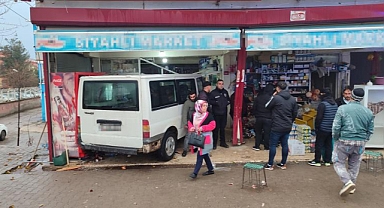 Direksiyon hakimiyetini kaybeden sürücü markete daldı: 5 yaralı