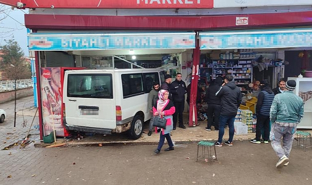 Direksiyon hakimiyetini kaybeden sürücü markete daldı: 5 yaralı