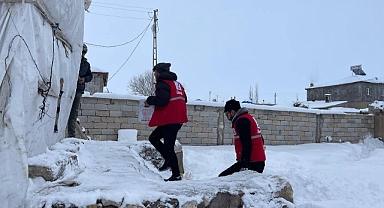 Diyadin’de Kızılay gönüllüleri İhtiyaç sahiplerinin imdadına koşuyor