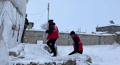 Diyadin’de Kızılay gönüllüleri İhtiyaç sahiplerinin imdadına koşuyor