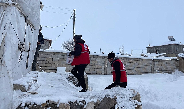Diyadin’de Kızılay gönüllüleri İhtiyaç sahiplerinin imdadına koşuyor