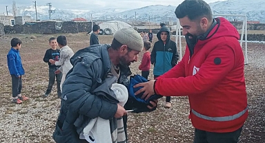 Doğubayazıt Kızılay gönüllülerinden ihtiyaç sahiplerine kıyafet yardımı