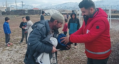 Doğubayazıt Kızılay gönüllülerinden ihtiyaç sahiplerine kıyafet yardımı