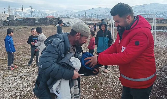 Doğubayazıt Kızılay gönüllülerinden ihtiyaç sahiplerine kıyafet yardımı