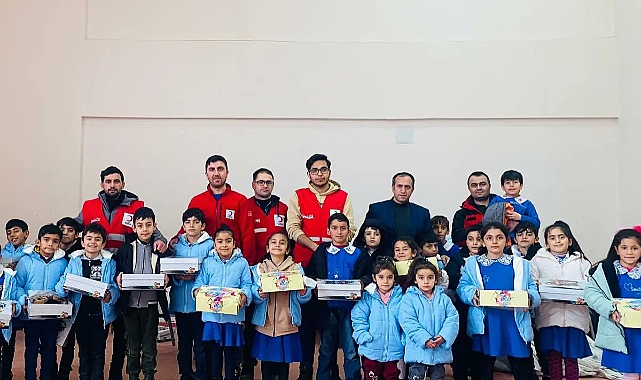 Doğubayazıt Kızılay gönüllülerinden minik kalpleri ısıtacak yardım
