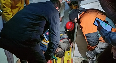 Ağrı'da asansör boşluğuna düşen 14 yaşındaki çocuk yaralandı (Videolu Haber)