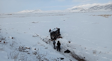 Doğubayazıt'ta kontrolden çıkan araç şarampole yuvarlandı (Videolu Haber)