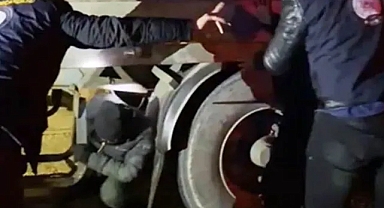 Durdurulan şüpheli tırın altında 2 göçmen yakalandı