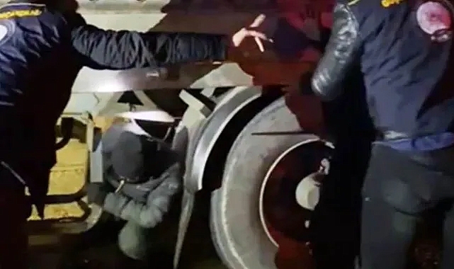 Durdurulan şüpheli tırın altında 2 göçmen yakalandı