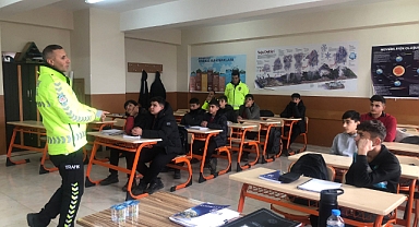 Eleşkirt’te trafik ekipleri öğrencilere ‘yaya’ eğitimi verdi
