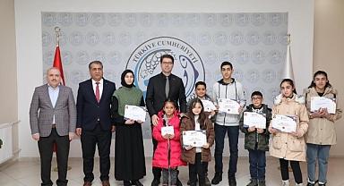 Erciş'te  “Aydınlık Yarınlara Kitap Okuma Yarışması'nda dereceye girenlere ödülleri verildi
