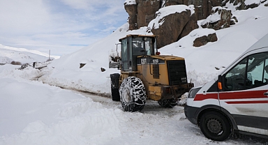 ERCİŞ’TE EKİPLER YOLU KARDAN KAPANAN KIRSAL MAHALLEDE 95 YAŞINDAKİ GÜLİZAR ÇAĞLAR İÇİN SEFERBER OLDU