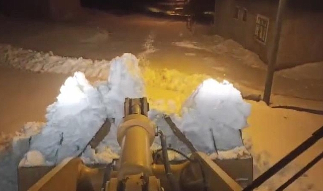 Erciş'te karın kapattı yollar tek tek ulaşıma açılıyor