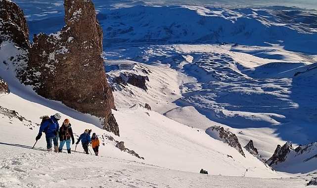 Erciyes'in zirvesinde Van Gölü'ne dikkat çektiler