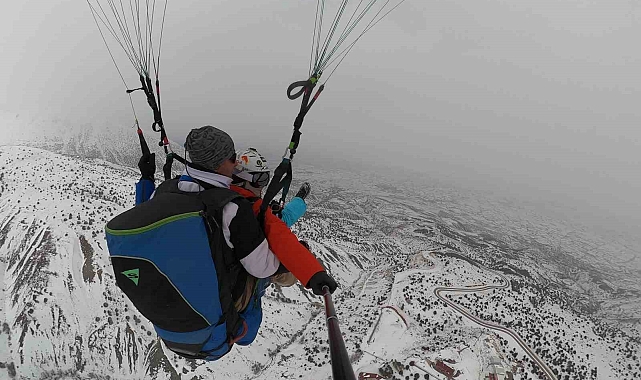 Ergan Dağı'nda adrenalin dolu 'göl manzaralı' yamaç paraşütü