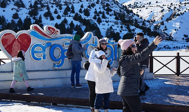 Erzincan’daki Ergan Dağı Kayak Merkezinde Renkli Görüntüler
