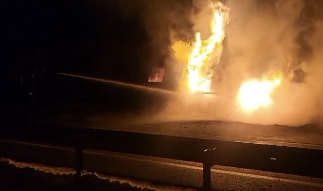 Erzincan'da 3 tırın karıştığı zincirleme kazada bir tır alev aldı: 3 yaralı