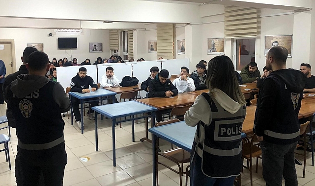 Erzincan'da Polis üniversite öğrencilerini bilgilendirdi