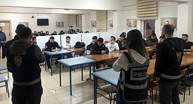 Erzincan'da Polis üniversite öğrencilerini bilgilendirdi