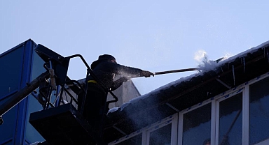 Erzurum'da buz kırma timleri kazma ve kürekle görev başındalar