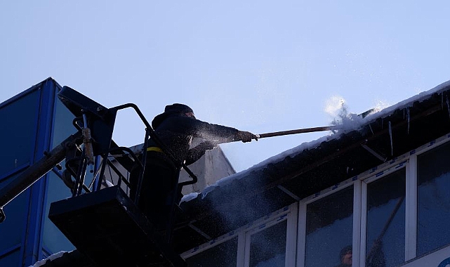 Erzurum'da buz kırma timleri kazma ve kürekle görev başındalar