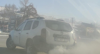 Erzurum’da egzozu arızalı otomobil trafikte sürücülere zor anlar yaşattı