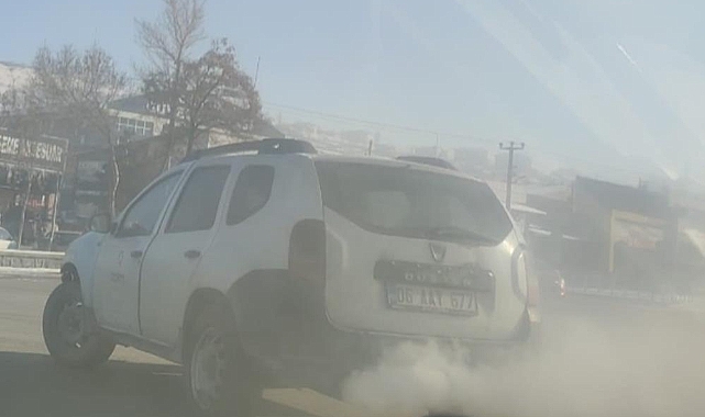 Erzurum’da egzozu arızalı otomobil trafikte sürücülere zor anlar yaşattı