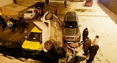 Erzurum’da feci kaza; araçlar bahçe duvarından aşağı uçtu