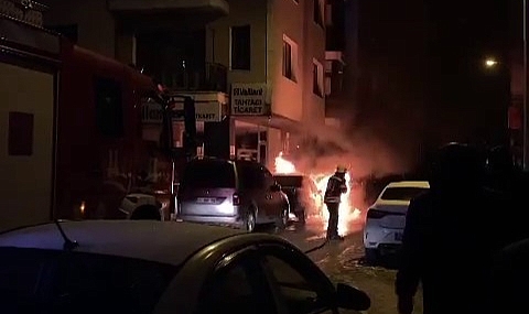 Erzurum'da otomobil alev topuna dönüştü
