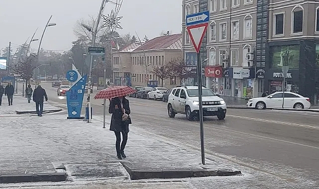 Erzurum'da sabah saatlerinde etkili olan kar yağışı yaşamı olumsuz etkiledi