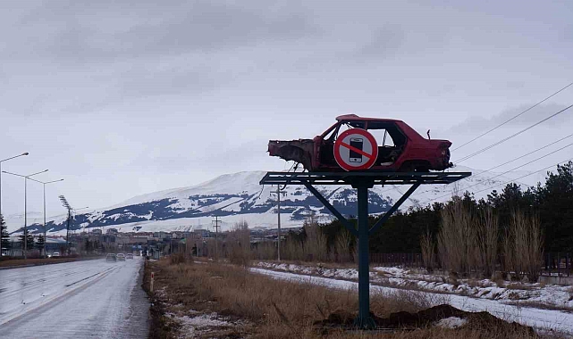Erzurum' da Trafik kazalarını önlemek için hurda araçlarla ilginç farkındalık