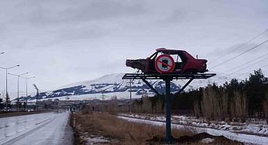 Erzurum' da Trafik kazalarını önlemek için hurda araçlarla ilginç farkındalık