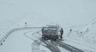 Erzurum-Tekman karayolunda kar geçit vermedi