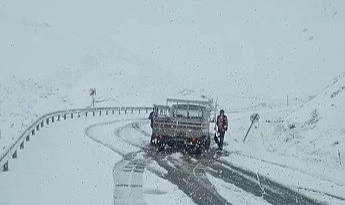 Erzurum-Tekman karayolunda kar geçit vermedi
