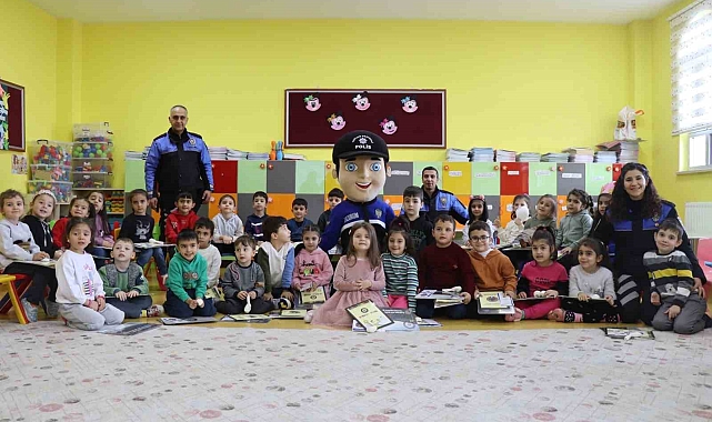 Erzurum'da Polis çocukları ve gençleri unutmuyor