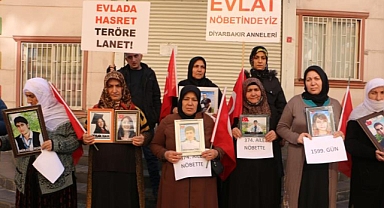 Evlat nöbetine bir gözü yaşlı aile daha katıldı