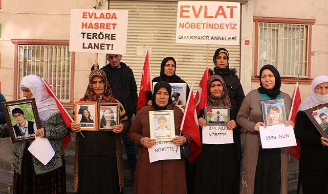 Evlat nöbetine bir gözü yaşlı aile daha katıldı