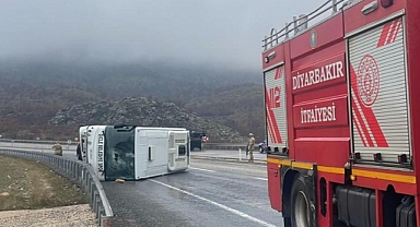 Futbolcuları taşıyan midnbüs devrildi: 1'i 8 yaralı