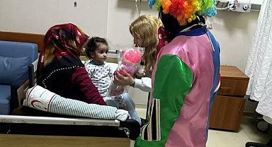 Genç Kızılay Patnos Gönüllüleri Patnos Devlet Hastanesi'ndeki çocuk servisini ziyaret etti