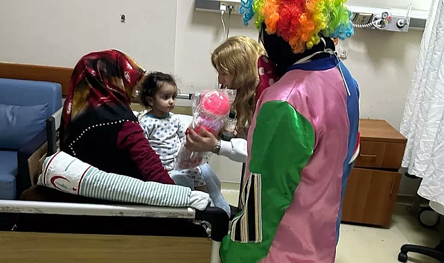 Genç Kızılay Patnos Gönüllüleri Patnos Devlet Hastanesi'ndeki çocuk servisini ziyaret etti