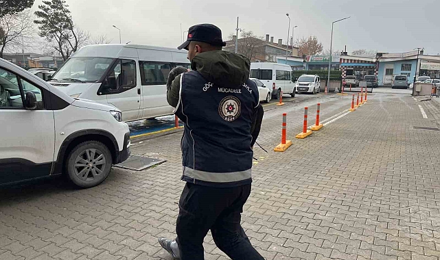 Gümrük mühürlü tırın dorsesinde 49 düzensiz göçmen yakalandı