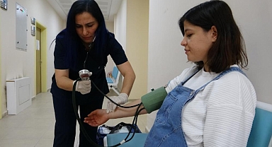 Gündüz hastaları ile ilgilenip akşamları ise roman yazıyor