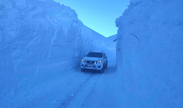 Hakkari'deki üs bölgelerinde 6 metreyi bulan kar tünelleri
